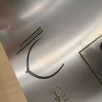 Plaque signalétique métallique personnalisée en aluminium gravée à l'acide et remplie de couleur, avec logo en fer, plaque nominative dorée, autocollante