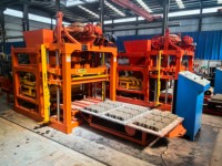 Machine automatique de fabrication de briques dans le sol Machine à briques creuses solides