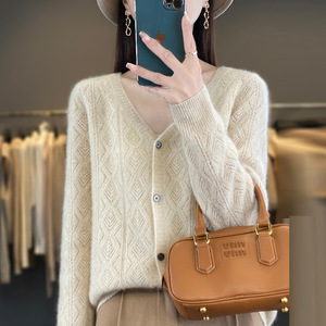 Cárdigan de mujer suave de lana 100% con cuello en V de Color verde, venta al por mayor de fábrica, etiquetas de diseño personalizado, suéter de lana merino pura - Product Image 5