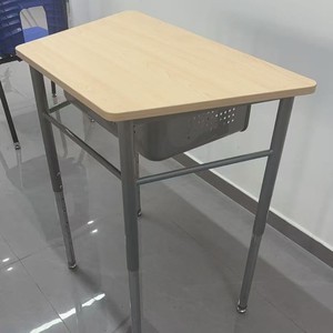 โต๊ะนักเรียนพร้อมถาดเก็บของสำหรับใช้ในห้องเรียน โครงโลหะทนทานและดีไซน์ท็อปไม้ - Product Image 5