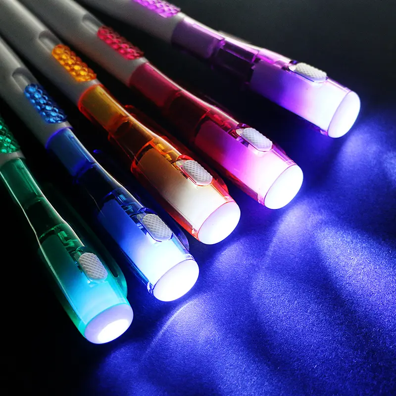 Nuovo modello promozionale a buon mercato 2 IN 1 penna di plastica con luce a Led sulla penna a sfera superiore scrivere In scuro