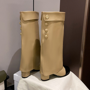 Botas Femininas de Cano Alto com Bico Dobrável em Couro Envernizado Bicolor com Salto Bloco e Botões – 2 Cores - Product Image 3