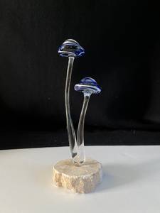 Glas-Pilzskulptur mit Blauen Kappen auf Steinsockel Zeitgenössisches Design Tischdekoration Einzelstück - Product Image 5