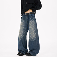 Jeans en denim de coton pour homme, lavage clair, design personnalisé avec strass laser, motif papillon et moustaches de chat, style tendance et urbain, coupe courbée