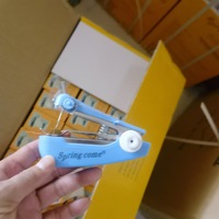 Machine à coudre manuelle portable, mini et compacte pour usage domestique, avec fonctionnalités multiples, version créative Springcome, petite taille.