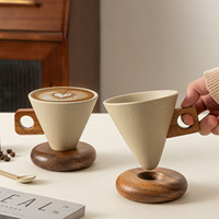 Tasse à café en céramique de style gothique en forme d'entonnoir rétro de 250 ml, mug à thé au lait en poterie rugueuse avec soucoupe et poignée en bois