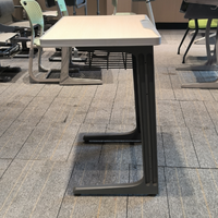 Bureau d'école moderne réglable en hauteur avec plateau en alliage d'aluminium, pieds en acier, cadre gris foncé, table d'étudiant pour mobilier de salle de classe