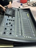 Console de mixage numérique Behringer X32 d'occasion avec 32 entrées et préamplis micro Midas pour spectacles en direct