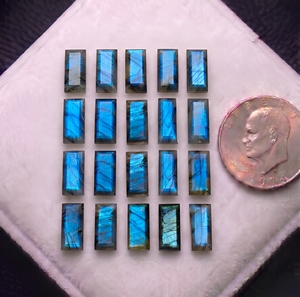 Labradorite rectangulaire taillée 15x30mm, magnifique pierre précieuse naturelle de labradorite à reflets bleus, pierre en vrac pour la vente en gros de bijoux - Product Image 1