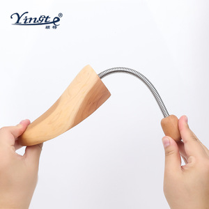 Calzadores de madera Yinste ajustables para dar forma a zapatos de cuero - Product Image 2