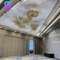 Lustre LED goutte de pluie à haut plafond personnalisé hall d'hôtel de luxe éclairage suspendu en verre moderne base en fer contrôlée à distance