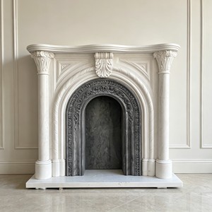 Mantel de Chimenea de Mármol Blanco Tallado a Mano, Decorativo para Interiores, con Detalles de Capitel de Columna - Product Image 1