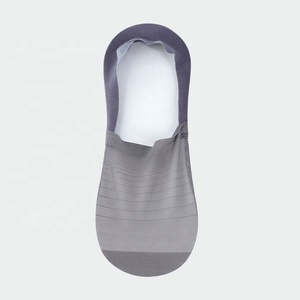 Vente en gros Chaussettes bateau invisibles en soie de glace d'été Chaussettes fines antidérapantes invisibles pour hommes - Product Image 5