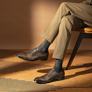 Chaussures habillées en cuir véritable de haute qualité avec une fabrication exquise, avec lacets et style décontracté. - Product Image 5