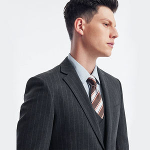 Costume 3 pièces de haute qualité à rayures, 66% polyester, revers crantés, coupe ajustée, formel, pour hommes - Product Image 1