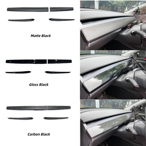 Garniture centrale <span class=keywords><strong>de</strong></span> <span class=keywords><strong>porte</strong></span> avant Perfect Fit pour Tesla Model Y |   Noir brillant / Aspect carbone / Noir mat <span class=keywords><strong>de</strong></span> haute qualité - Product Image 1