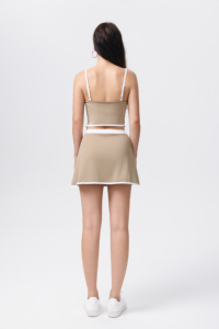 Survêtement rayé avec bretelles et blocs de couleurs, doté d'une mini-jupe confortable et ajustée. - Product Image 6