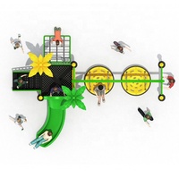 Structure de jeu multifonctionnelle pour enfants de qualité professionnelle avec plateau de jeu Tic-Tac-Toe intégré, toboggan ondulé en LLDPE et ensemble balançoire-toboggan pour enfants
