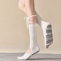 Chaussettes de yoga et de Pilates à cinq doigts avec sangle, vente en gros OEM, chaussettes de barre et de danse découpées, en coton, antidérapantes, respirantes pour femmes