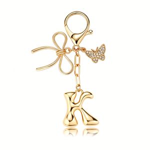 Porte-clés pendentif 26 lettres anglaises en métal, motif papillon, simple et tendance, avec accessoires de suspension pour sac - Product Image 1