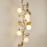 Lampe murale contemporaine Songdesign en bambou avec base dorée, design moderne pour hôtels haut de gamme, restaurants, chambres et salons