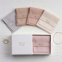 Coffret à bijoux de luxe en carton rigide avec logo personnalisé en relief, pelliculage brillant et pochette en microfibre à cordon pour collier, bague et boucles d'oreilles