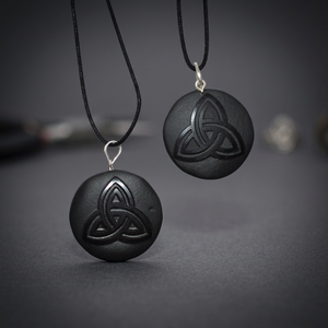 Collier pendentif Triquetra celtique en bois d'agate noire classique avec motif géométrique, cadeau de bijoux unisexe - Product Image 2