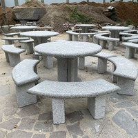 Ensemble de table et de bancs en pierre sculptée en granit moderne pour l'extérieur - Meubles de jardin écologiques et durables