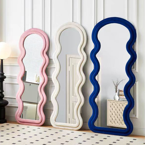 Miroir sur pied moderne en velours ondulé coloré avec cadre contemporain pour salon de beauté et bar à ongles au design moderne - Product Image 3