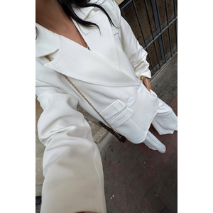 Conjunto de Traje Blanco para Mujer con Etiqueta de Diseño Detallado, Chaqueta y Pantalones - Product Image 5