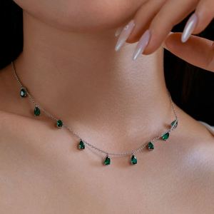 Collier pendentif Dylam exquis et raffiné en argent sterling avec chaîne à maillons, pompons et zircon cubique 5A en forme de poire - Product Image 3