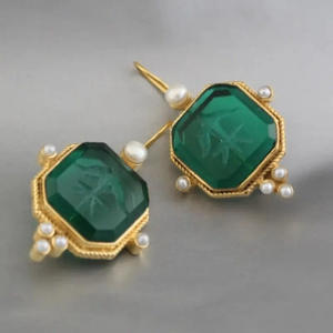 Orecchini pendenti esagonali vintage placcati oro con intarsio verde e montatura a castone con perle finte bianche per l'uso quotidiano da donna - Product Image 4