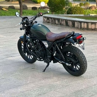 Moto Ho CL500 Retro Scrambler, moteur bicylindre en parallèle refroidi par liquide de 471 cm³ pour les trajets urbains