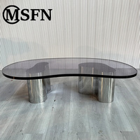 Von Moderner Kunst Inspirierte Polierte Metall-Couchtische mit Dunkel Getönter Acrylplatte, Stromlinienförmiger Basis und Geschwungener Unregelmäßiger Oberfläche für Zuhause