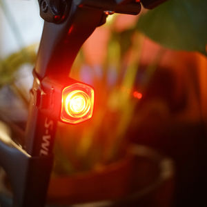 Vente en gros de feux arrière de vélo LED rechargeables par USB-C, portables, étanches IPX4, en ABS, pour la conduite nocturne - Product Image 1