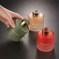 Diffuseur d'aromathérapie en verre de luxe de 120 ml avec bâtonnets en rotin, logo personnalisable, boîte de couleur, couvercle et bouchon à vis