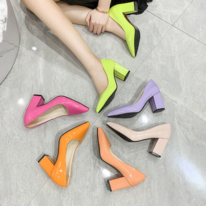 Vente en gros usine Escarpins pour femmes à bout pointu, talon carré, en cuir verni coloré, pour le bureau, les soirées et les occasions habillées - Product Image 2