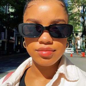 Gafas de Sol Cuadradas de Color Caramelo Unisex de Moda Personalizadas al por Mayor, Gafas de Sol Rectangulares Pequeñas Ovaladas para Mujer - Product Image 3