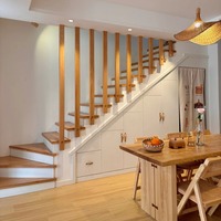 Escalier flottant droit Anewson pour greniers, avec cadre métallique moderne et gain de place, idéal pour les intérieurs.