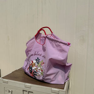 <span class=keywords><strong>Borsa</strong></span> Shopping Pieghevole in Nylon Ecologico all'Ingrosso, <span class=keywords><strong>Borsa</strong></span> a Tracolla da <span class=keywords><strong>Donna</strong></span> con Ricamo Floreale <span class=keywords><strong>Viola</strong></span> - Product Image 2