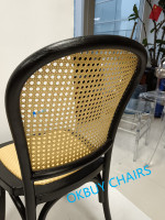 Chaise de salle à manger commerciale style Vienne, dossier en rotin plastique, structure en résine imitation bois pour projets hôteliers et de restaurants
