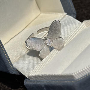 Bague vintage en argent pur S925, design papillon simple et élégant avec incrustation d'ailes - Product Image 5
