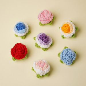 ดอกกุหลาบโครเชต์ขนาดเล็ก 4 ซม. ทำเองจากไหมพรม สำหรับตกแต่งเสื้อผ้า - Product Image 2