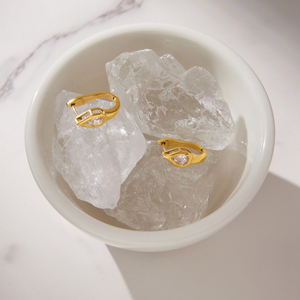 J&D Jewelry - Pendientes de Aro en Forma de U con Cabeza de Serpiente Chapados en Oro de 18K, con Circonita Blanca en Forma de Lágrima, Joyería de Acero Inoxidable Resistente al Agua - Product Image 5