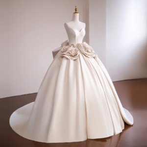 <span class=keywords><strong>Robe</strong></span> de mariée princesse en satin coupe ball gown avec détails roses 3D à la <span class=keywords><strong>taille</strong></span> et corsage perlé – Vente en gros directe usine, approvisionnement stable - Product Image 4