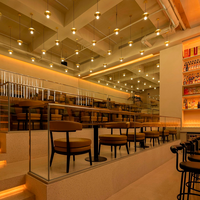 Étagère flottante ovale avec éclairage LED au plafond, en bois durable, recyclable et écologique, pour bar à vin, design d'intérieur personnalisé