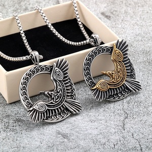 Collier pour homme Yunnique personnalisé en acier inoxydable, corbeau viking, nœud celtique, bicolore, mythologie nordique - Cadeau - Product Image 2