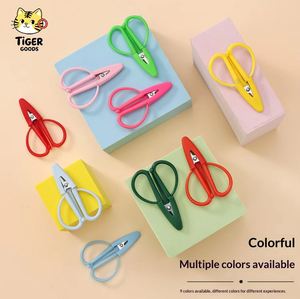 Ciseaux de couture miniatures de couleur personnalisée, super pratiques, pour travaux manuels, portables, sécurisés, tranchants, pour le point de croix et la broderie. - Product Image 1