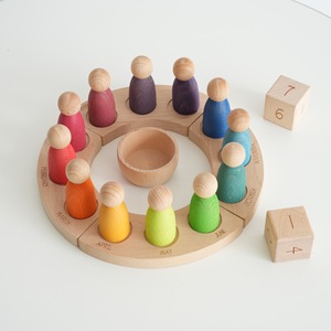 Nouveaux jouets en bois hêtre arc-en-ciel calendrier Peg poupées ensemble assistant Figurines blocs empilables pour les enfants