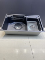 Évier de cuisine de luxe à une cuvette fait à la main en granit composite avec robinet à encastrer en acier inoxydable caractéristique à un trou